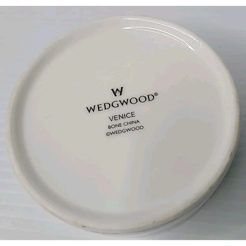 Wedgwood Venice‎ Round Trinket Box Blue White Silver Trim Bone China Nice!